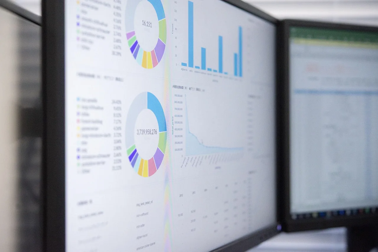 data, chart, graph, monitor, marketing, infographics, analyze, blue marketing, blue data, data, data, data, data, data, chart, graph, graph, marketing. Marketing data governance benchmarks: what to keep and what to drop