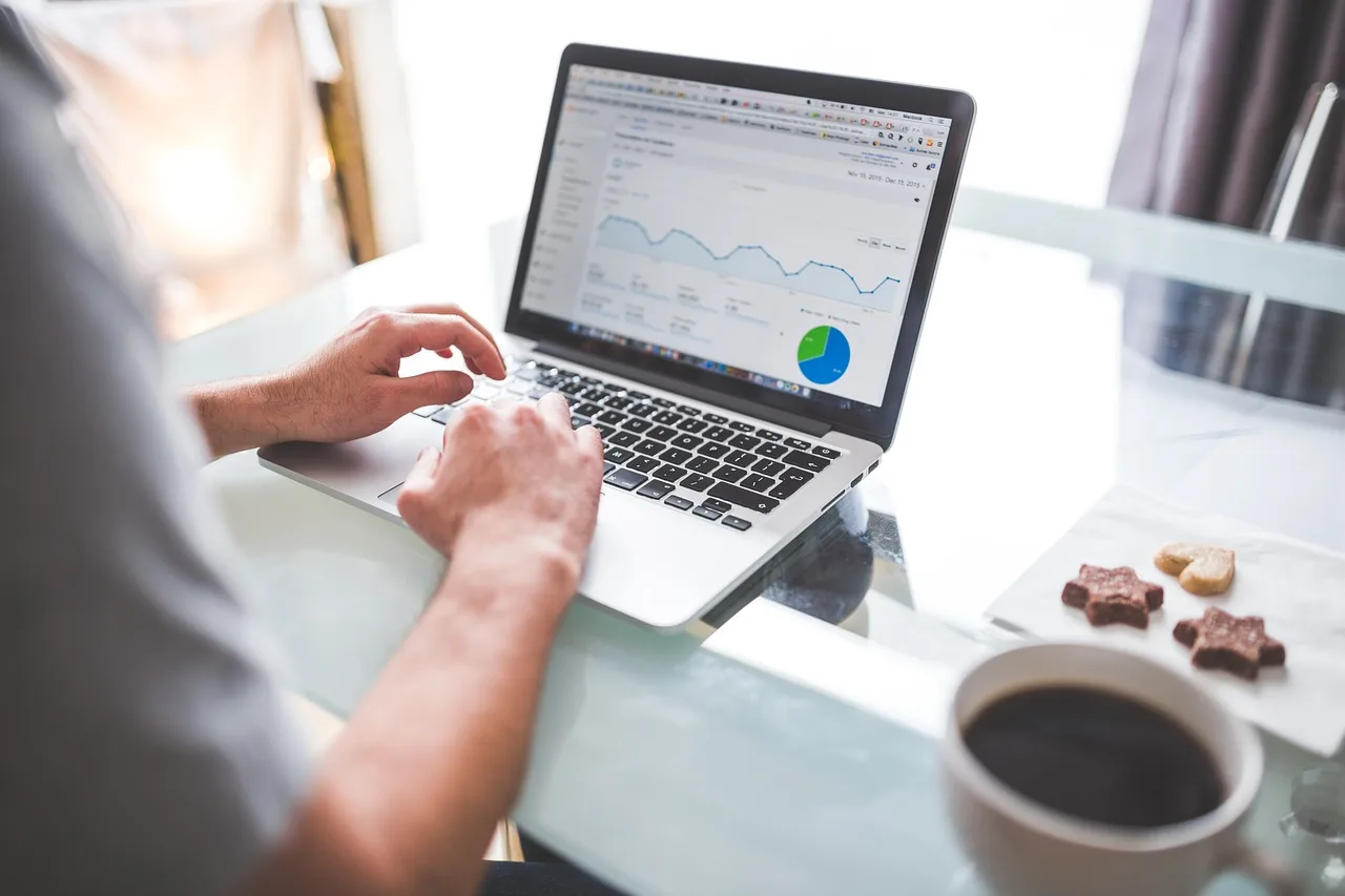 analytics, charts, graphics, marketing, traffic, seo, macbook, laptop, typing, working, technology, analytics, analytics, seo, seo, seo, seo, seo. Marketing workflow automation ROI: what US teams should measure first